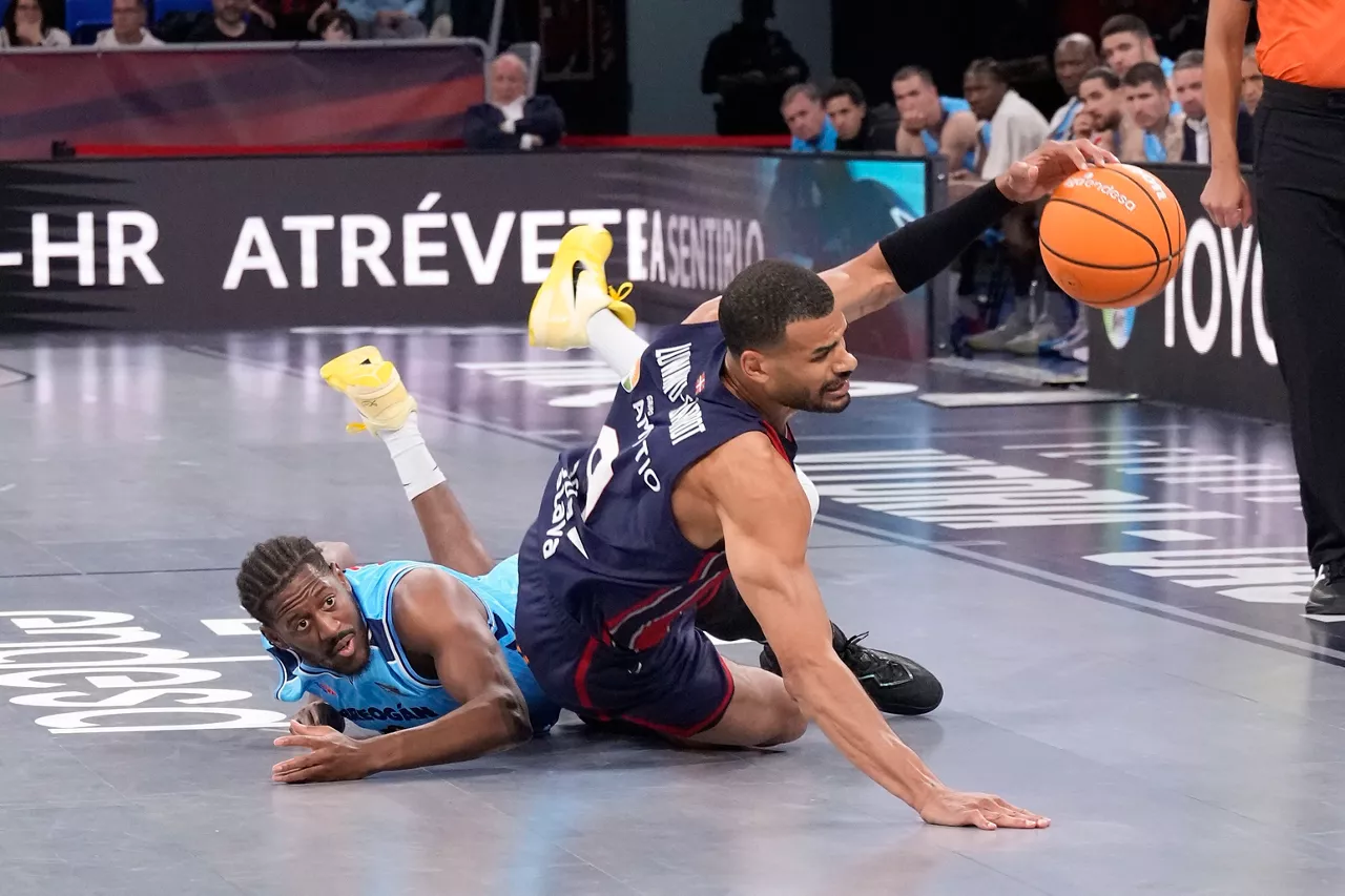 VITORIA-GASTEIZ, 03/05/2026.-El jugador del Kosner Baskonia Luwawu-Cabarrot, y el jugador del Río Brogán D. Apic, durante el partido de la Liga Endesa de baloncesto entre el Kosner Baskonia y el Río Breogán, este domingo en Vitoria.-EFE/ Adrian Ruiz Hierro
