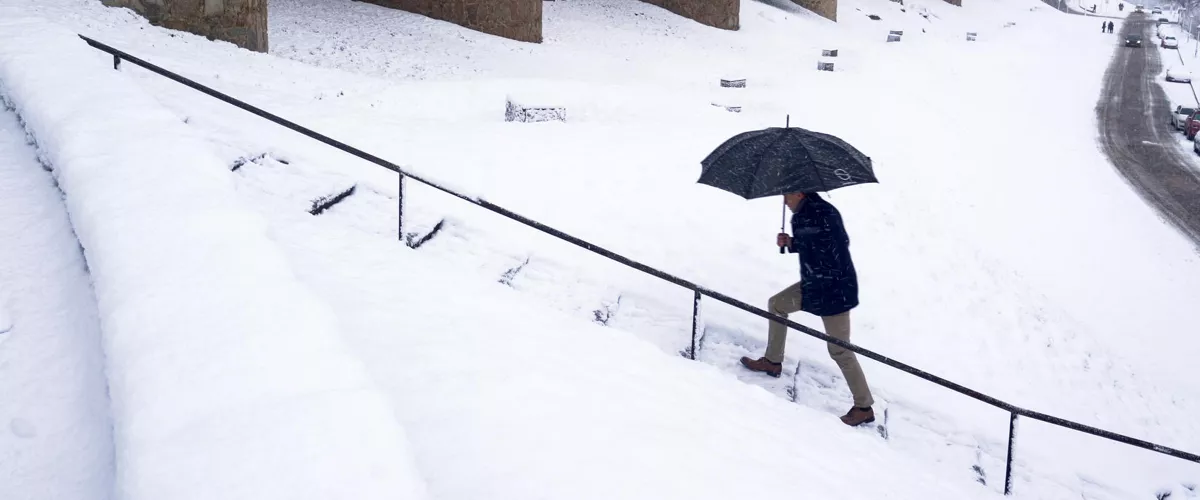 FOTODELDÍA ÁVILA, 28/01/2026.-Vista del temporal de nieve en Ávila este miércoles. Todas las provincias de Castilla y León están este miércoles con avisos de nivel naranja o amarillo por riesgo de nieve y viento, que será más importante, en el caso de las nevadas, en la zona del Bierzo y la meseta de León, Zamora y Burgos y Palencia; y por viento en prácticamente toda la zona del sistema central y meseta de la comunidad.- EFE/ Raúl Sanchidrián
