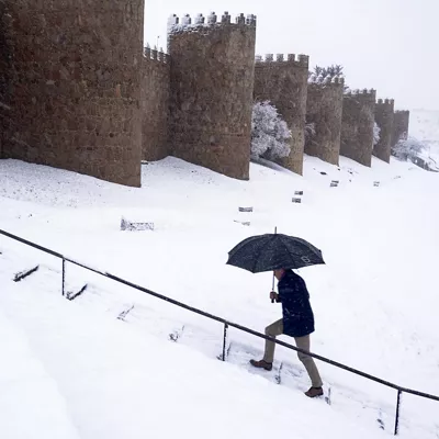FOTODELDÍA ÁVILA, 28/01/2026.-Vista del temporal de nieve en Ávila este miércoles. Todas las provincias de Castilla y León están este miércoles con avisos de nivel naranja o amarillo por riesgo de nieve y viento, que será más importante, en el caso de las nevadas, en la zona del Bierzo y la meseta de León, Zamora y Burgos y Palencia; y por viento en prácticamente toda la zona del sistema central y meseta de la comunidad.- EFE/ Raúl Sanchidrián
