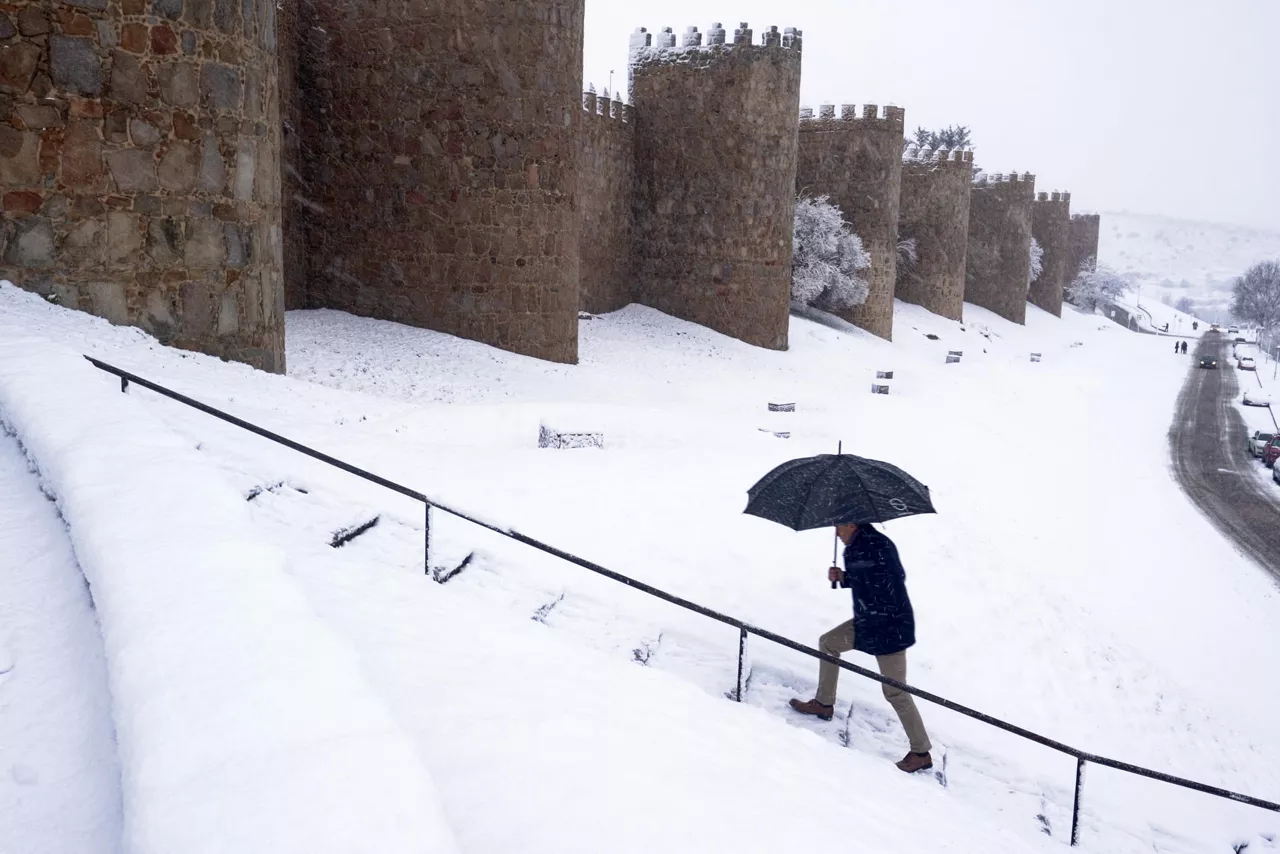 FOTODELDÍA ÁVILA, 28/01/2026.-Vista del temporal de nieve en Ávila este miércoles. Todas las provincias de Castilla y León están este miércoles con avisos de nivel naranja o amarillo por riesgo de nieve y viento, que será más importante, en el caso de las nevadas, en la zona del Bierzo y la meseta de León, Zamora y Burgos y Palencia; y por viento en prácticamente toda la zona del sistema central y meseta de la comunidad.- EFE/ Raúl Sanchidrián
