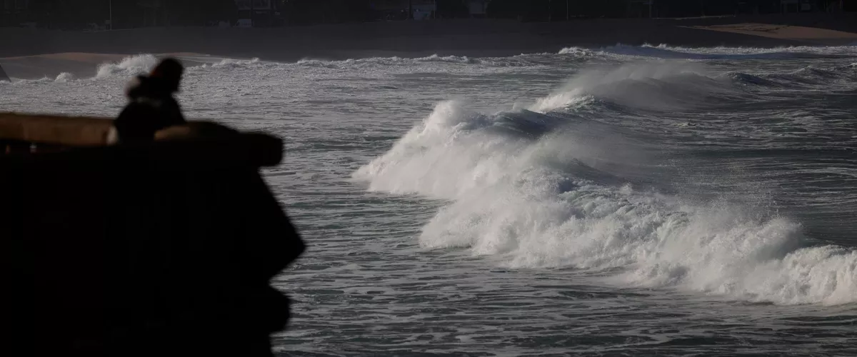 A CORUÑA, 28/01/26.- Las olas rompen contra la playa del Orzán, en A Coruña, este miércoles donde la nueva borrasca, Kristin, mantiene en alerta por nieve, lluvia y viento a todas las comunidades autónomas, salvo a Navarra. EFE/Cabalar
