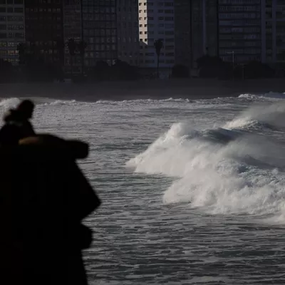 A CORUÑA, 28/01/26.- Las olas rompen contra la playa del Orzán, en A Coruña, este miércoles donde la nueva borrasca, Kristin, mantiene en alerta por nieve, lluvia y viento a todas las comunidades autónomas, salvo a Navarra. EFE/Cabalar
