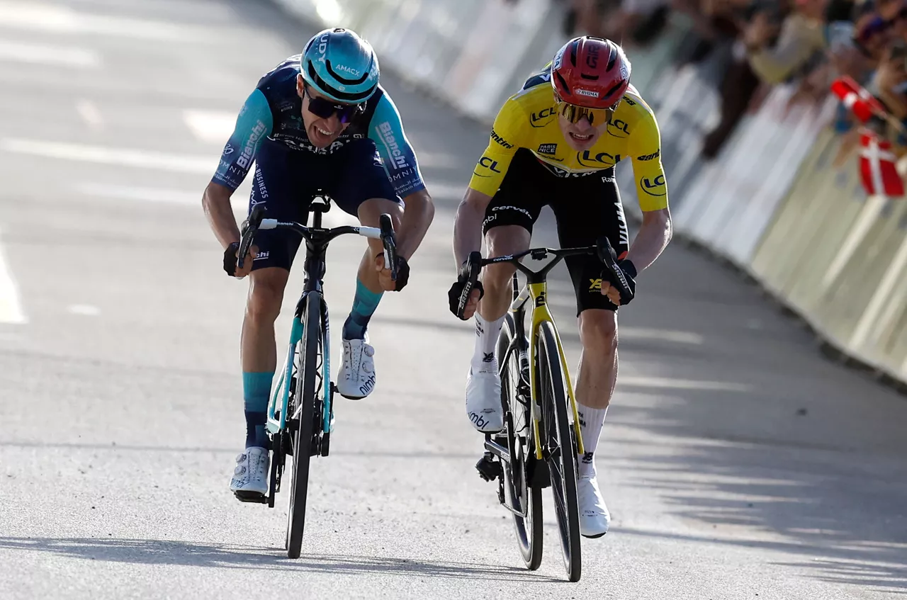 NICE (France), 15/03/2026.- French rider Lenny Martinez (L) sprints with Danish rider Jonas Vingegaard (R) of Team Visma-Lease during the eighth and final stage of the Paris-Nice cycling race over 129.2km from Nice to Nice, France, 15 March 2026. (Ciclismo, Francia, Niza) EFE/EPA/SEBASTIEN NOGIER
