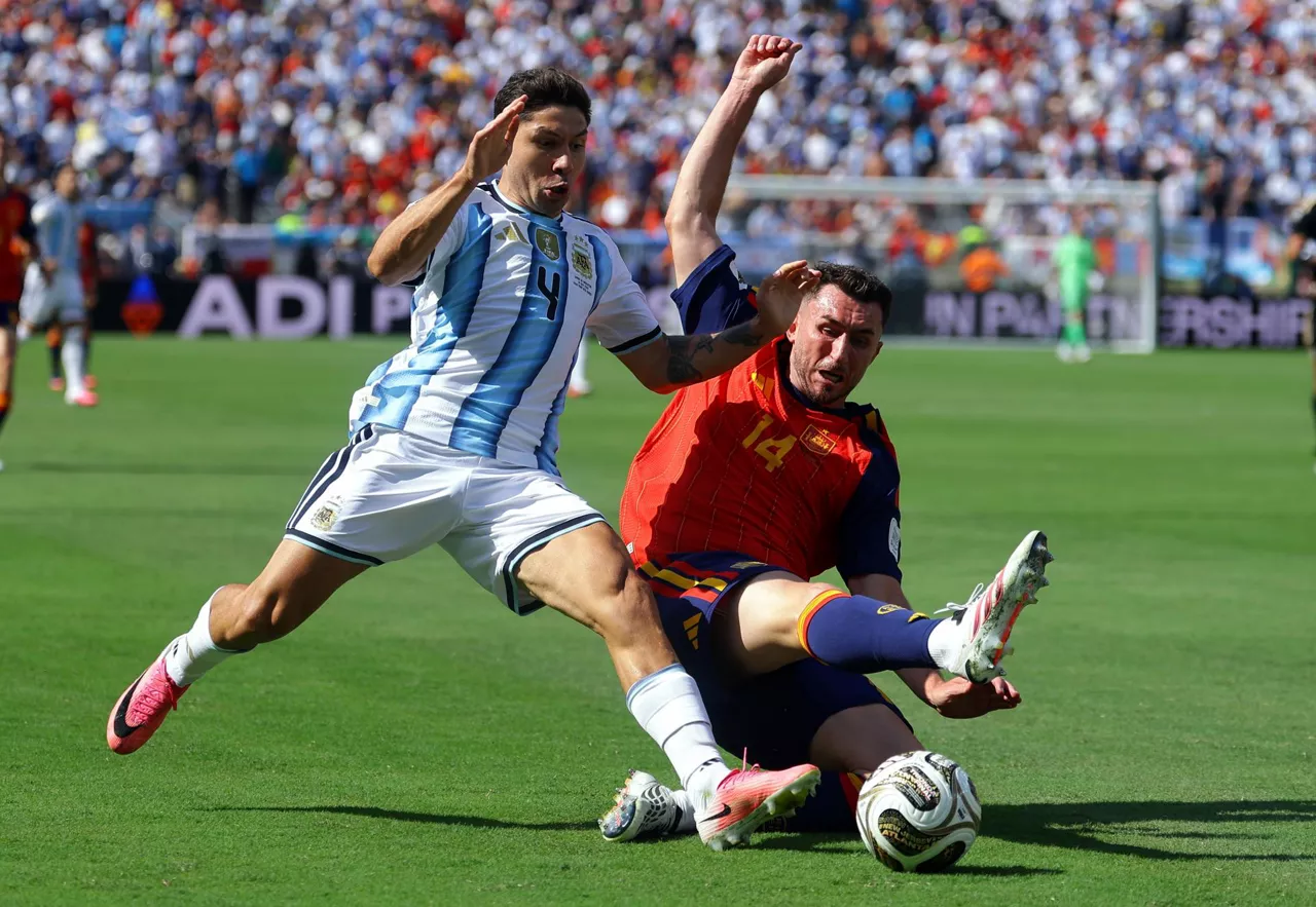 Aymeric Laporte tratar de desbaratar un avance argentino. Foto: EFE