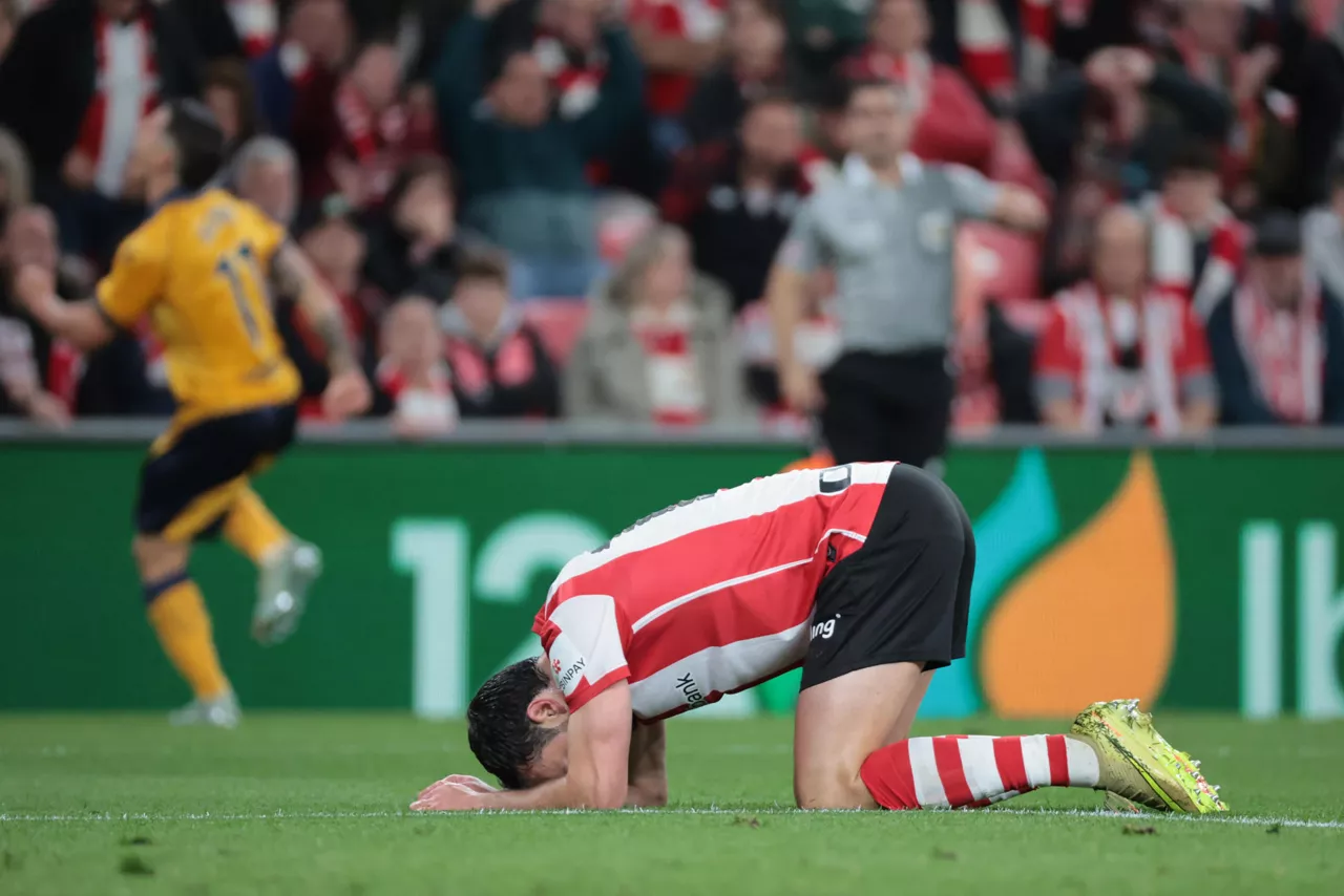 BILBAO, 12/04/2026.- El defensa del Athletic Íñigo Lekue se lamenta tras el 0-2, durante el partido de la jornada 31 de LaLiga EA Sports que Athletic Club y Villarreal CF disputan este domingo en el estadio de San Mamés, en Bilbao. EFE/Luis Tejido
