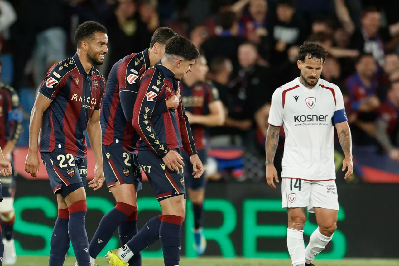 VALENCIA, 08/05/2026.- El delantero del Levante Víctor García Raja (2d) celebra tras anotar el segundo gol durante el partido correspondiente a la jornada 35 de LaLiga EA disputado este viernes entre el Levante UD y el CA Osasuna en el estadio Ciudad de Valencia. EFE/ Kai Forsterling
