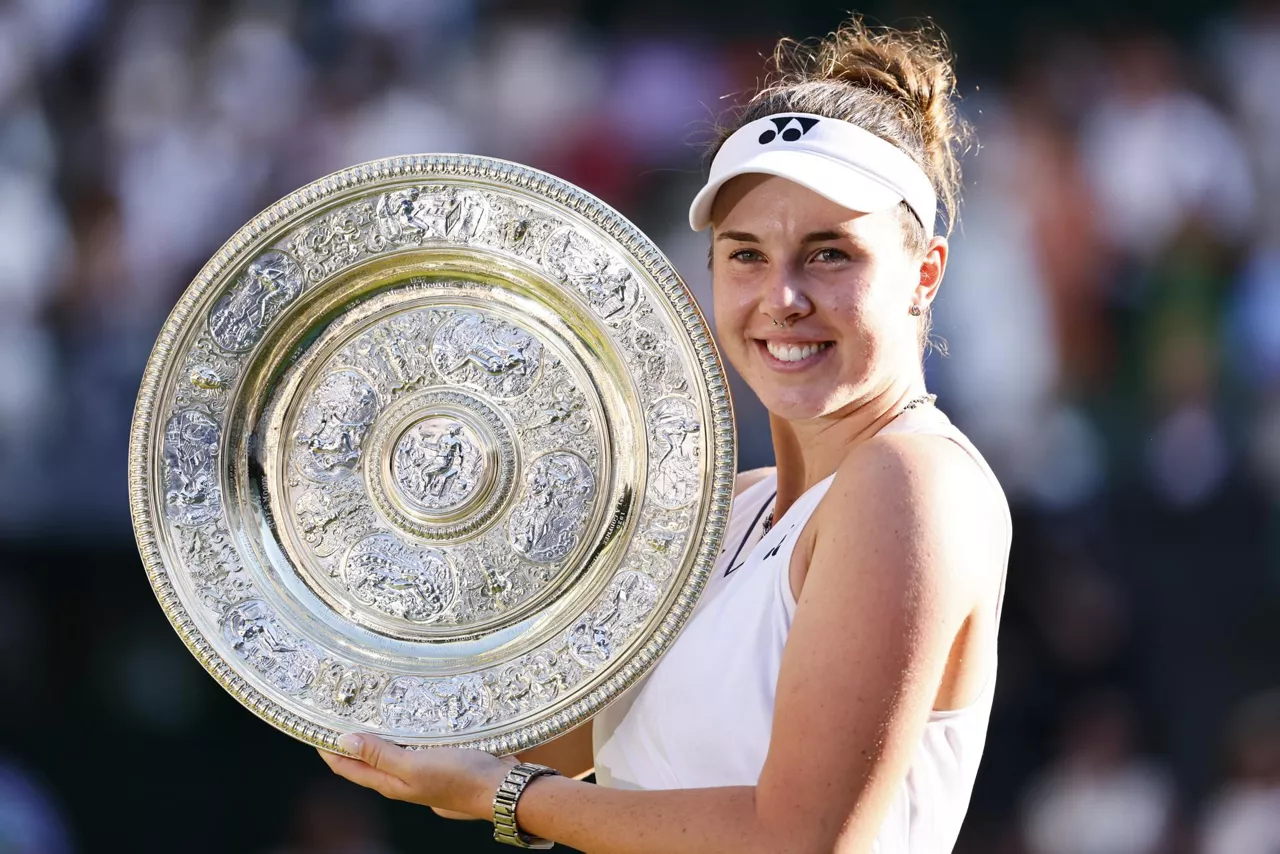 LONDON (United Kingdom), 11/07/2026.- Linda Noskova of Czech Republic pose with her trophy after winning the Women's Singles final match against compatriot Karolina Muchova at the Wimbledon Championships in London, Britain, 11 July 2026. (Tenis, República Checa, Reino Unido, Londres) EFE/EPA/TOLGA AKMEN
