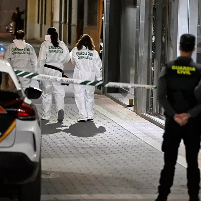XILXES (CASTELLÓN), 17/02/2026.- La Guardia Civil investiga la muerte violenta de una mujer y su hija, una niña de 12 años, cuyos cuerpos han sido hallados este martes en una vivienda del municipio castellonense de Xilxes. El aviso se ha recibido esta tarde por un posible doble crimen y hasta el lugar se han desplazado con urgencia una patrulla de la Policía Local y otra de la Guardia Civil. La mujer hallada muerta estaba en el sistema VioGén y hace unos días se le hizo una valoración sobre la situación y se apreció "riesgo medio". Además, el marido tenía orden de alejamiento a 300 metros hasta 2027, según las fuentes, que han indicado que de momento no ha sido detenido. EFE/Andreu Esteban
