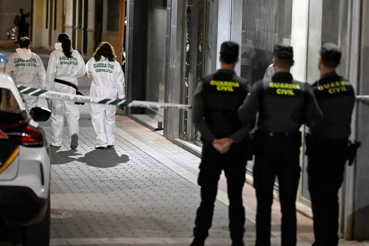 XILXES (CASTELLÓN), 17/02/2026.- La Guardia Civil investiga la muerte violenta de una mujer y su hija, una niña de 12 años, cuyos cuerpos han sido hallados este martes en una vivienda del municipio castellonense de Xilxes. El aviso se ha recibido esta tarde por un posible doble crimen y hasta el lugar se han desplazado con urgencia una patrulla de la Policía Local y otra de la Guardia Civil. La mujer hallada muerta estaba en el sistema VioGén y hace unos días se le hizo una valoración sobre la situación y se apreció "riesgo medio". Además, el marido tenía orden de alejamiento a 300 metros hasta 2027, según las fuentes, que han indicado que de momento no ha sido detenido. EFE/Andreu Esteban
