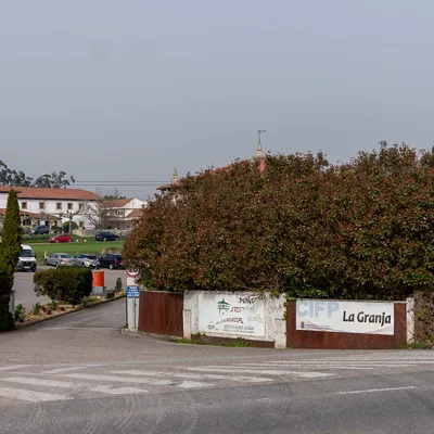SANTANDER, 04/03/2026.- Instituto de Formación Profesional La Granja de Heras, en el municipio cántabro de Medio Cudeyo, donde estudiaban los siete jóvenes del accidente ocurrido ayer en la zona costera de El Bocal, en Santander, al caer al mar tras romperse una pasarela peatonal de madera, causando la muerte a cinco jóvenes, un desaparecido y se ha rescatado a otra persona con vida, que está fuera de peligro. EFE/ROMÁN G. AGUILERA
