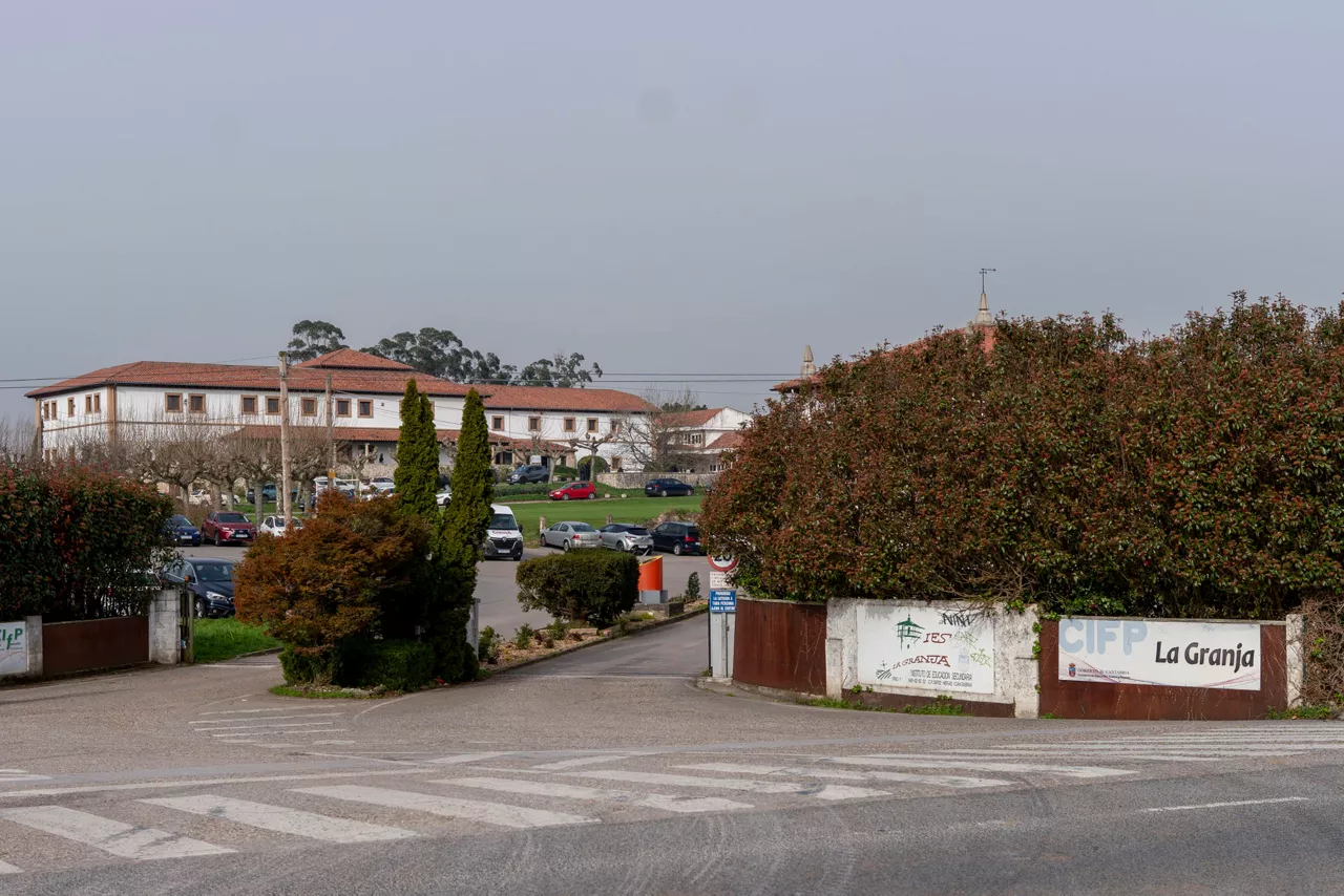 SANTANDER, 04/03/2026.- Instituto de Formación Profesional La Granja de Heras, en el municipio cántabro de Medio Cudeyo, donde estudiaban los siete jóvenes del accidente ocurrido ayer en la zona costera de El Bocal, en Santander, al caer al mar tras romperse una pasarela peatonal de madera, causando la muerte a cinco jóvenes, un desaparecido y se ha rescatado a otra persona con vida, que está fuera de peligro. EFE/ROMÁN G. AGUILERA
