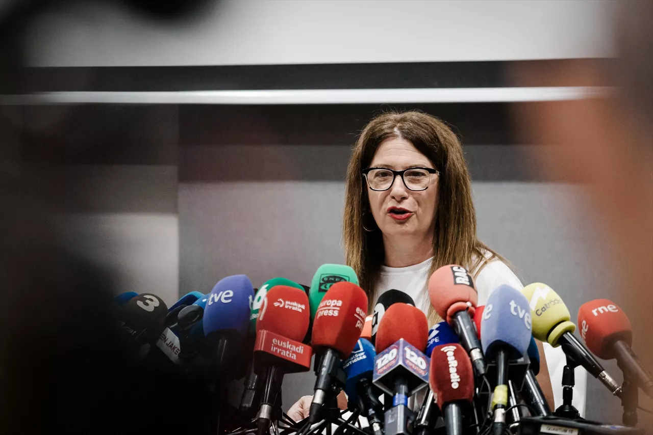 (Foto de ARCHIVO)

La exmilitante socialista Leire Díez durante una rueda de prensa, en el Hotel Novotel, a 4 de junio de 2025, en Madrid  (España). Leire Díaz que aparece en diversos audios haciendo gestiones contra mandos de la Unidad Central Operativa (UCO) de la Guardia Civil, ha convocado una comparecencia ante los medios de comunicación, después de haberse reunido ayer  en Ferraz con el jefe de los servicios jurídicos del PSOE u haberse dado de baja como afiliada del PSOE.



Carlos Luján / Europa Press

04 JUNIO 2025;PSOE;MADRID;SOCIALISTA;FONATNERA

04/6/2025