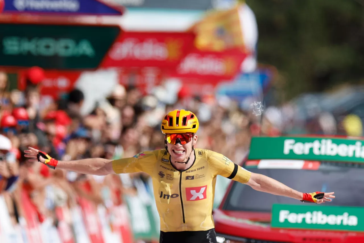 ARAMÓN VALDELINARES (TERUEL), 28/08/2026.-El ciclista noruego Andreas Leknessund celebra su victoria en la séptima etapa de La Vuelta a España, un recorrido de 150 kilómetros que une las localidades de Vall d´Alba (Castellón)-Aramón Valdelinares. EFE/Javier Lizón
