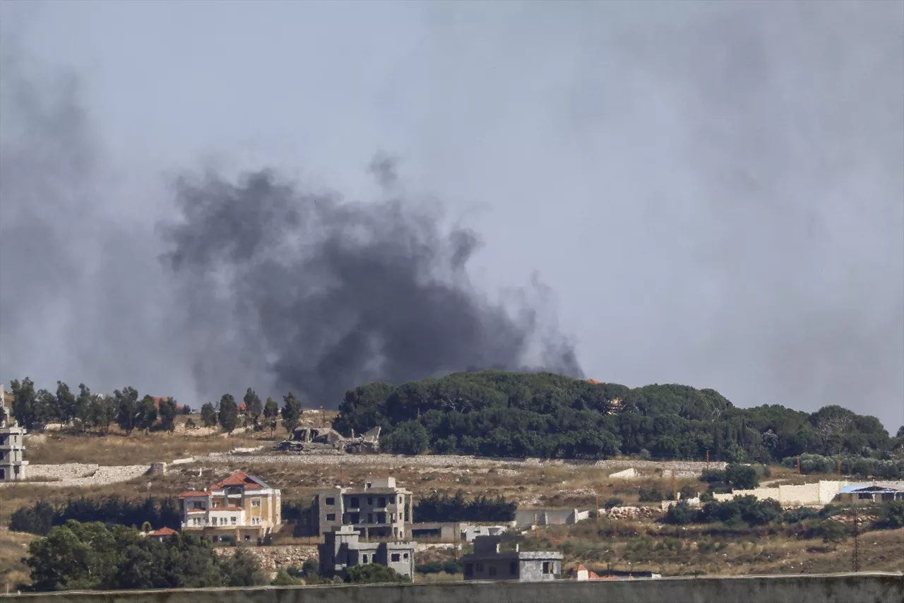 June 18, 2026, Nabatieh District, South Lebanon, lebanon: Israeli artillery shelling has continued for the fourth consecutive day targeting the outskirts of Kfartebnit and the Ali al-Taher area in southern Lebanon, amid escalating tensions along the border region. Hezbollah stated in an official statement that Israeli forces have been attempting to advance toward Kfartebnit from multiple axes, supported by heavy artillery fire and intensified aerial surveillance, adding that its fighters have repelled these attempts using missiles, drones, and other weapons, claiming losses among Israeli forces...On the other hand, Israeli army spokesperson Avichay Adraee said via X that Israeli forces are operating within a so-called A?â‚¬L“security zoneA?â‚¬Ât in southern Lebanon, approximately 10 kilometers inside Lebanese territory, stating that the military continues its operations to eliminate threats and enhance security for northern Israeli residents.



Europa Press/Contacto/Abdul Kader Al Bay

18/6/2026