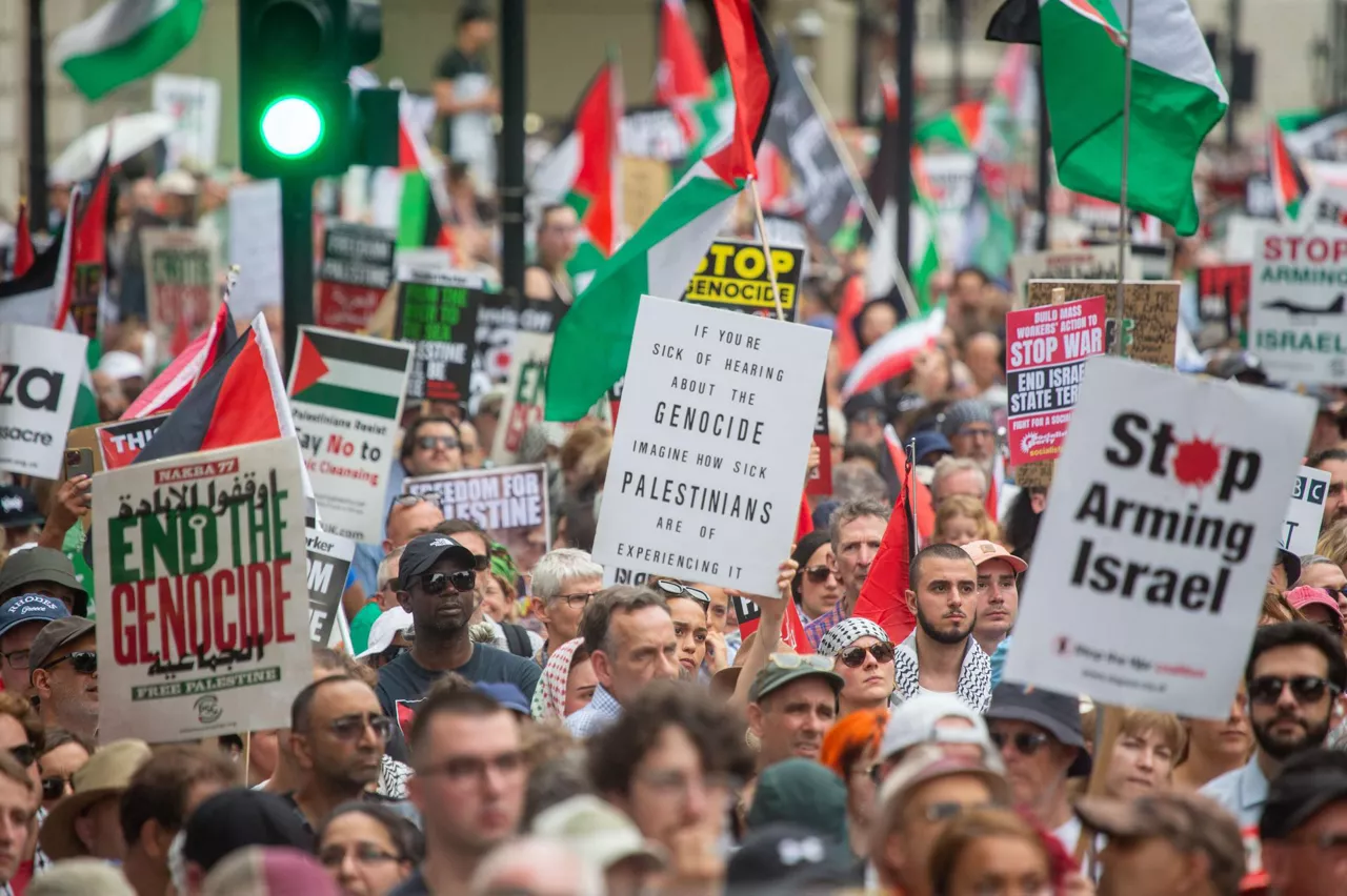 LONDON (United Kingdom), 21/06/2025.- Pro Palestine protesters are seen in Westminster during a national demonstration for Palestine, in London, Britain, 21 June 2025. The protest calls for an arms embargo and sanctions on Israel from the UK government amid the ongoing conflict in Gaza. (Protestas, Reino Unido, Londres) EFE/EPA/TAYFUN SALCI
