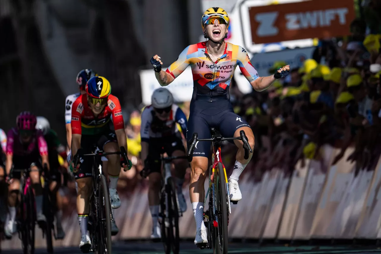 LAUSANNE (Switzerland), 01/08/2026.- Netherlands' Lorena Wiebes of team SD Worx Protime celebrates after taking the win during the first stage, a 138 km loop with start and finish in Lausanne, at the 5th edition of the Women's Tour de France cycling race (Tour de France Femmes), in Lausanne, Switzerland, 01 August 2026. (Ciclismo, Francia, Países Bajos; Holanda, Suiza) EFE/EPA/JEAN-CHRISTOPHE BOTT
