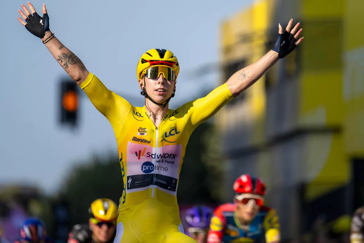 GENEVA GENF GENEVE (Switzerland), 02/08/2026.- Netherlands' Lorena Wiebes of team SD Worx Protime celebrates as she crosses the finish line to win the second stage the Women's Tour de France cycling race (Tour de France Femmes) over 147.9km from Aigle to Geneva, Switzerland, 02 August 2026. (Ciclismo, Francia, Países Bajos; Holanda, Suiza, Ginebra) EFE/EPA/JEAN-CHRISTOPHE BOTT

