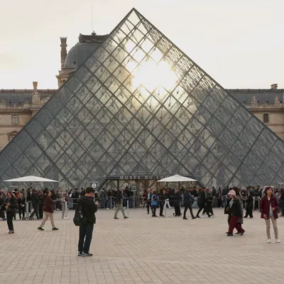 FOTODELDÍA PARÍS, 22/10/2025.-Este miércoles el museo del Louvre de París, el más visitado del mundo, abrió sus puertas de nuevo, tras el robo de joyas que sufrió el domingo y que le obligó a cerrar las puertas a los visitantes. Las puertas del museo abrieron a las 9.00, como es habitual, en un momento en que cientos de personas estaban ya haciendo cola en el acceso de la pirámide. El Louvre había puntualizado el martes que esa apertura no sería completa, ya que la Galería de Apolo en la que se produjo el robo permanecerá cerrada "un cierto tiempo".- EFE/ Edgar Sapiña Manchado.
