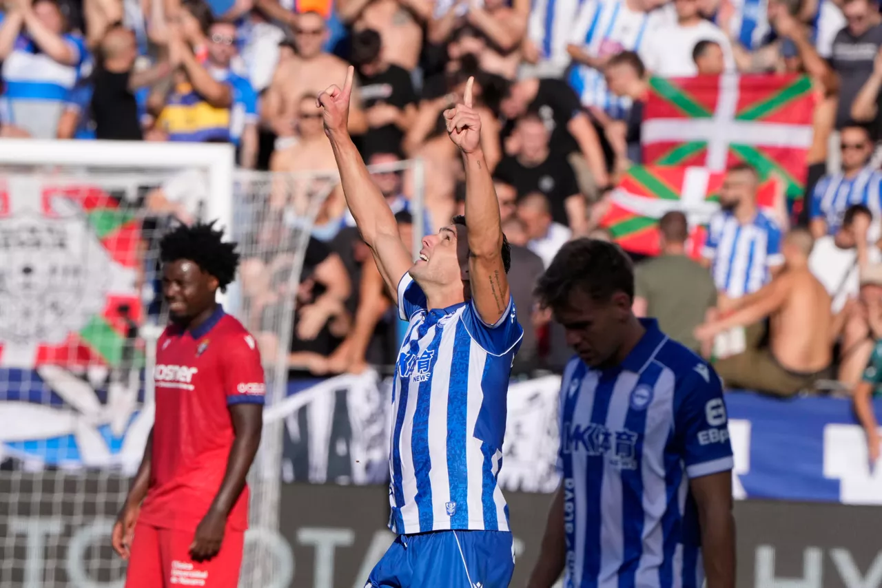 Vitoria, 06/09/2026.- El delantero argentino del Alavés, Lucas Boyé, celebra el primer gol del equipo vitoriano durante el encuentro correspondiente a la cuarta jornada de Laliga EA Sports que disputan este domingo Alavés y Osasuna en el estadio de Mendizorroza, en Vitoria. EFE / ADRIAN RUIZ HIERRO.
