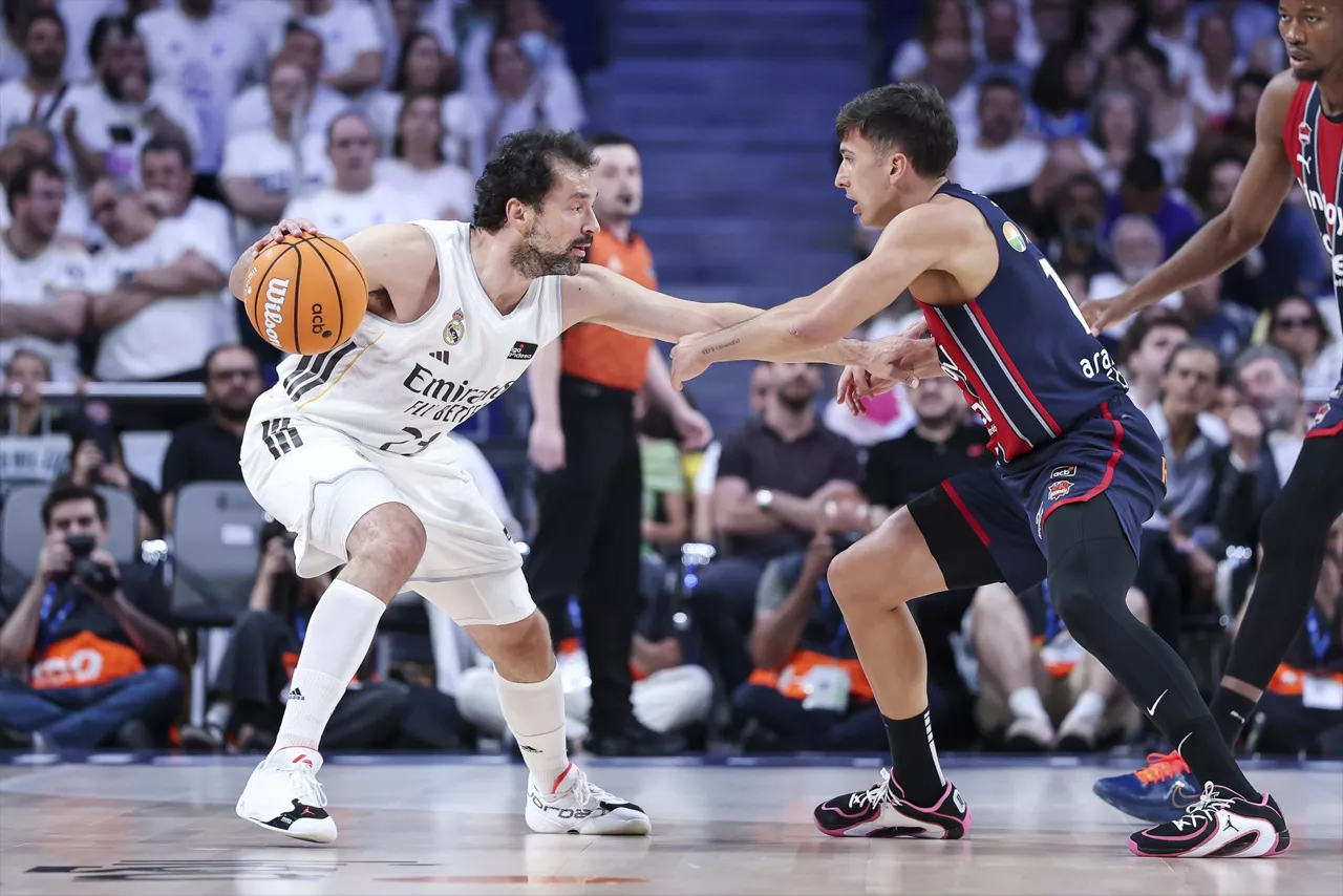 (Foto de ARCHIVO)

Sergio Llull Melia of Real Madrid and Matteo Spagnolo of Kosner Baskonia Vitoria-Gasteiz in action during the Liga Endesa 33 match between Real Madrid and Kosner Baskonia Vitoria-Gasteiz at Movistar Arena on May 27, 2026 in Madrid, Spain.



Irina R. Hipolito / AFP7 / Europa Press

27/5/2026 ONLY FOR USE IN SPAIN