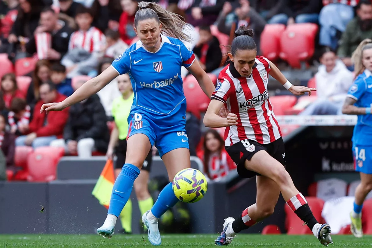 BILBAO, 29/03/2026.- La centrocampista del Atlético de Madrid Vilde Bøe Risa (i) disputa una posesión con Mayte Zubieta (d), del Athletic Club, durante un encuentro disputado entre el Athletic Club y el Atlético de Madrid correspondiente a la jornada 24 de la Liga F, en Bilbao, este domingo. EFE/ Miguel Tona
