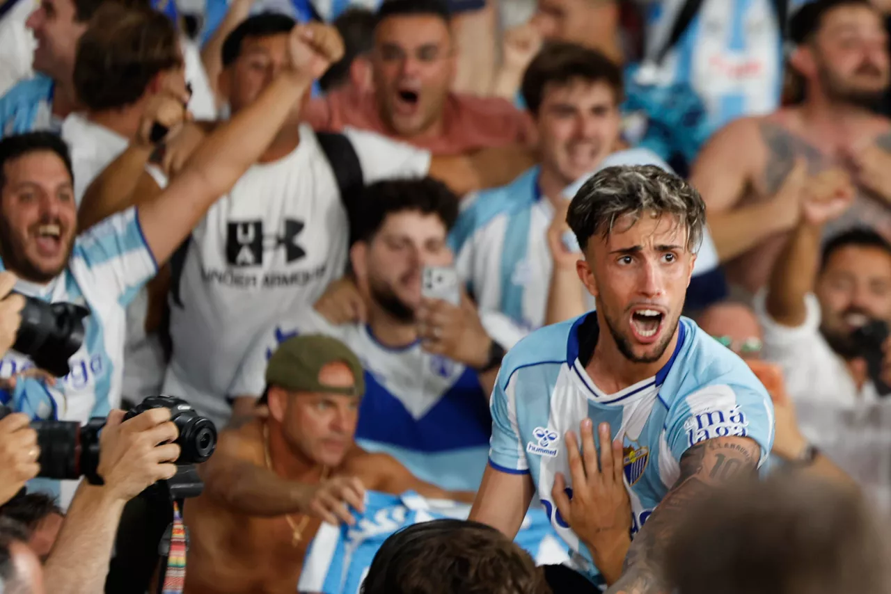 ALMERIA, 20/06/2026.- El centrocampista del Málaga, David Larrubia, tras conseguir el segundo gol de su equipo durante el encuentro de vuelta por el ascenso a primera división que disputan este sábado Almeria y Málaga en el UD Almeria Stadium. EFE / Jorge Zapata.
