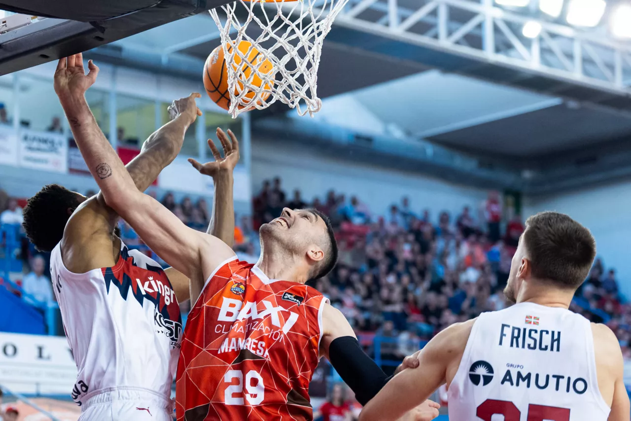 MANRESA (BARCELONA), 05/04/2026.- El pívot español del Baxi Manresa Pierre Oriola (c) atrapa un rebote durante el encuentro de la jornada 25 de la Liga Endesa entre el Baxi Manresa y el Kosner Baskonia, disputado este domingo en el Pabellón Nou Congost de Manresa. EFE/Siu Wu
