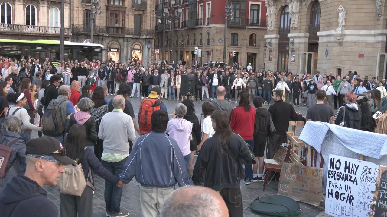 Maricarmen Abascal etxegabetua gogoratu dute Bilboko Arriaga plazan