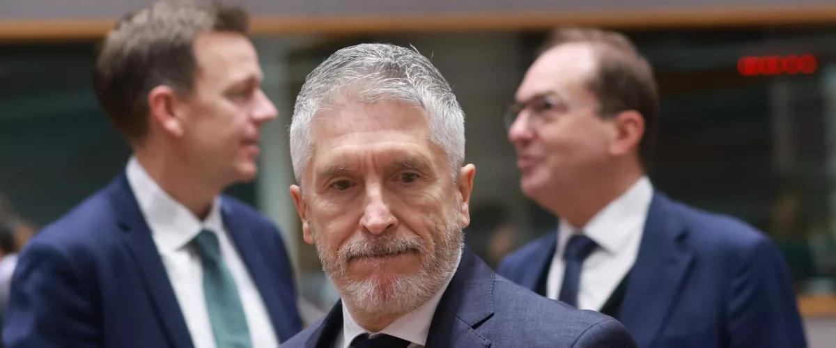 BRUSSELS (Belgium), 08/12/2025.- Spanish Minister for the Interior Fernando Grande-Marlaska Gomez (C) during a European Interior Ministers meeting in Brussels, Belgium, 08 December 2025. EU Home Affairs Ministers are working to finalize the first Annual Solidarity Pool (starting June 2026) under the Migration Pact, deciding on contributions (relocations/funds) from member states to support those under pressure, while also advancing new laws for faster asylum processing and returns, including mandatory border procedures for certain applicants and clear rules for safe countries, aiming for quicker decisions and increased return efficiency. (Bélgica, Bruselas) EFE/EPA/OLIVIER HOSLET
