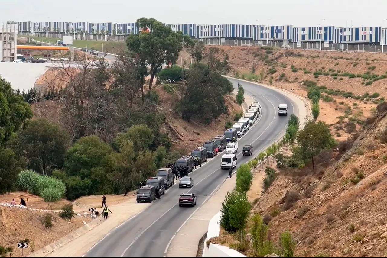 Castillejos (Marruecos), 15/08/2026.- Las fuerzas de Seguridad de Marruecos frustraron este sábado un intento de cruzar de forma irregular a la ciudad española de Ceuta de cientos de migrantes, en su mayoría subsaharianos, que se habían ocultado en las afueras de la urbe fronteriza de Fnideq (Castillejos en español). Fuentes de Seguridad marroquíes indicaron a EFE que el incidente se registró en una zona montañosa, en las afueras de Castillejos y al suroeste de Ceuta. EFE/Mohamed Siali
