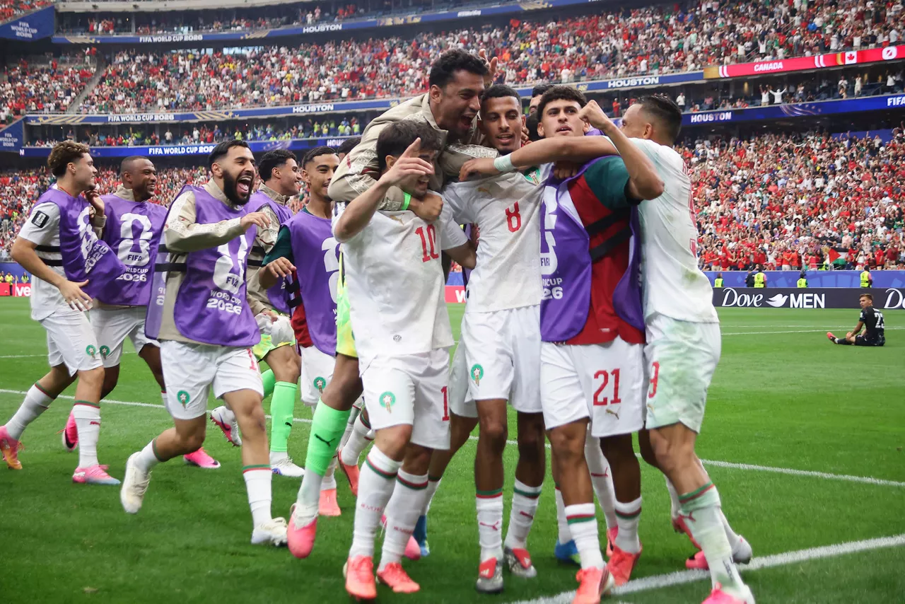 HOUSTON (ESTADOS UNIDOS), 04/07/2026.- Los jugadores marroquíes celebran el 0-2, durante el partido de octavos de final del Mundial 2026 que las selecciones de Marruecos y Canadá disputan este sábado en el Houston Stadium, en Estados Unidos. EFE/Carlos Ramírez
