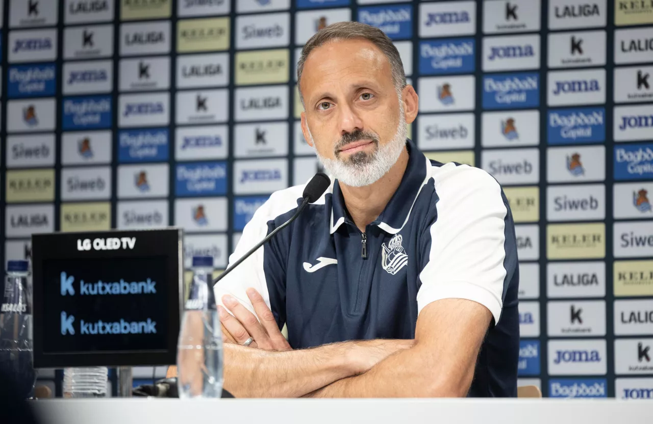 SAN SEBASTIÁN, 30/10/2026.- El entrenador de la Real Sociedad, Pellegrino Matarazzo, durante la rueda de prensa que ha ofrecido estevvieres en San Sebastián, en la previa del derbi contra el Athletic. EFE/ Javier Etxezarreta
