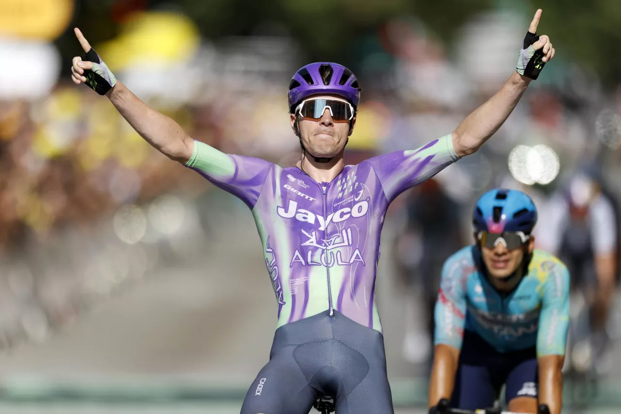 BELFORT (France), 17/07/2026.- Swiss cyclist Mauro Schmid of Team Jayco AlUla celebrates as he crosses the finish line to win Stage 13 of the Tour de France, a 205.8 km route from Dole to Belfort, France, 17 July 2026. (Ciclismo, Francia) EFE/EPA/YOAN VALAT
