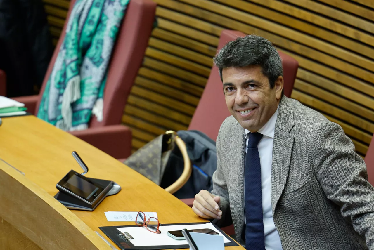 GRAFCVA1294. VALÈNCIA, 17/12/2025.- El expresident de la Generalitat Carlos Mazón ha regresado a Les Corts Valencianes, que celebra entre este miércoles y el viernes el último pleno del año, quince días después de su última asistencia para la toma de posesión de su sucesor, Juanfran Pérez Llorca. EFE/Ana Escobar
