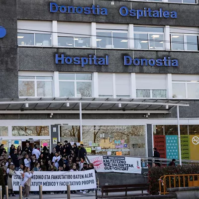 SAN SEBASTIÁN, 17/03/2026.- Médicos se han manifestado este martes frente al Hospital Donostia durante la huelga general convocada por ELA, LAB y otros sindicatos vascos, en demanda de un salario mínimo interprofesional (SMI) propio. EFE/ Javier Etxezarreta
