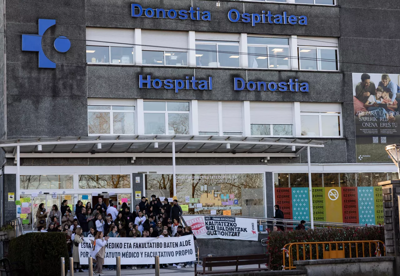 SAN SEBASTIÁN, 17/03/2026.- Médicos se han manifestado este martes frente al Hospital Donostia durante la huelga general convocada por ELA, LAB y otros sindicatos vascos, en demanda de un salario mínimo interprofesional (SMI) propio. EFE/ Javier Etxezarreta
