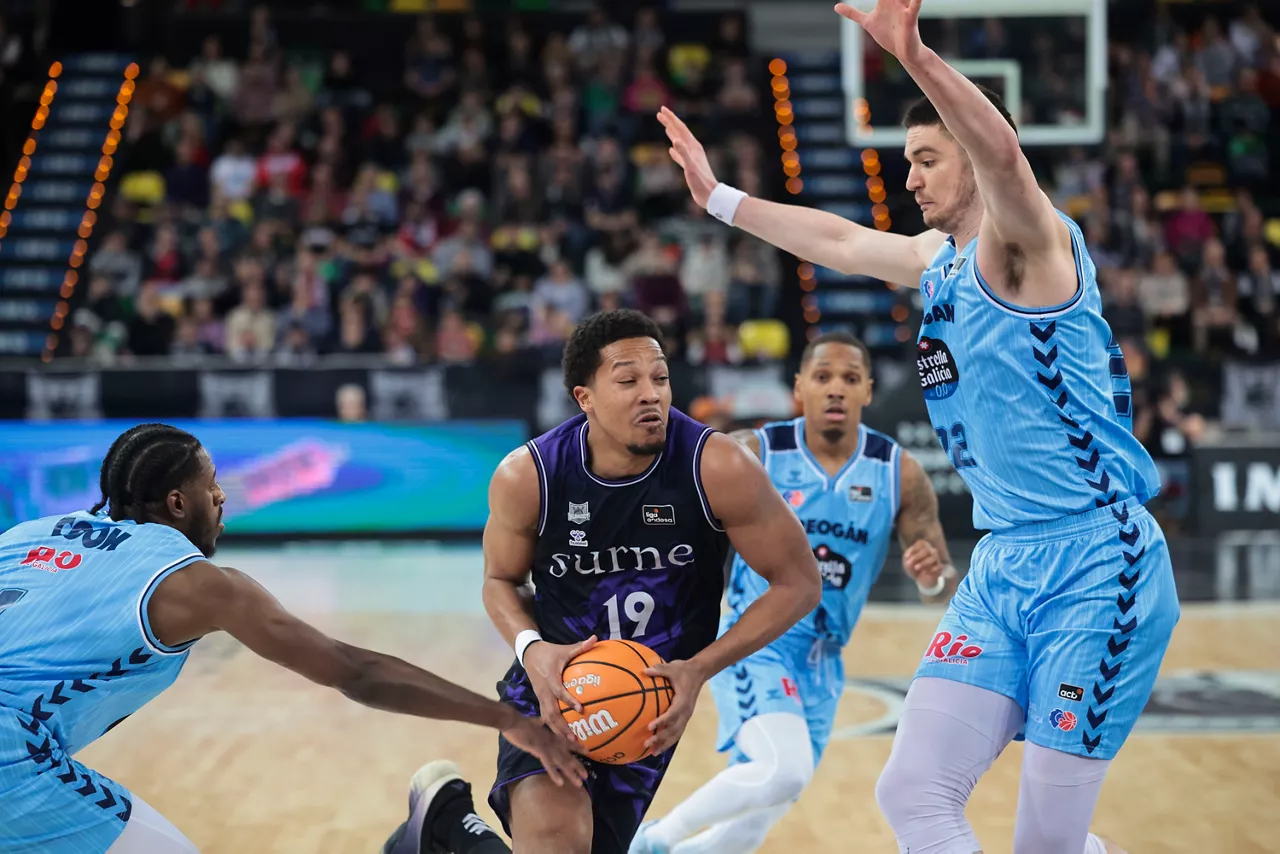 BILBAO, 14/03/2026.- El jugador de Surne Bilbao Melwin Pantzar intenta supera a los defensores de Rio Bregoan durante el encuentro correspondiente a la fase regular de la Liga Endesa que disputan este sábado en el Bilbao Arena. EFE / Luis Tejido.
