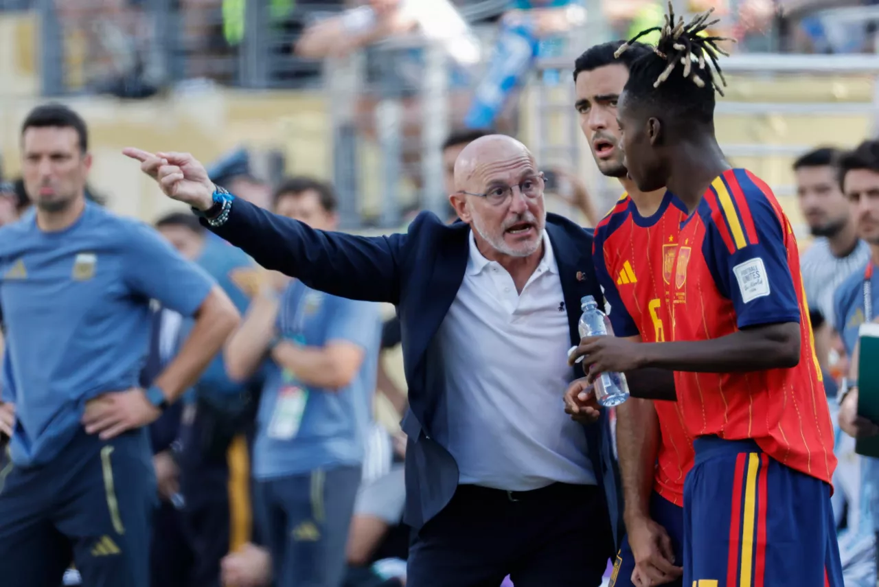 Nico Williams y Mikel Merino, a punto de entrar en el encuentro. Foto: EFE