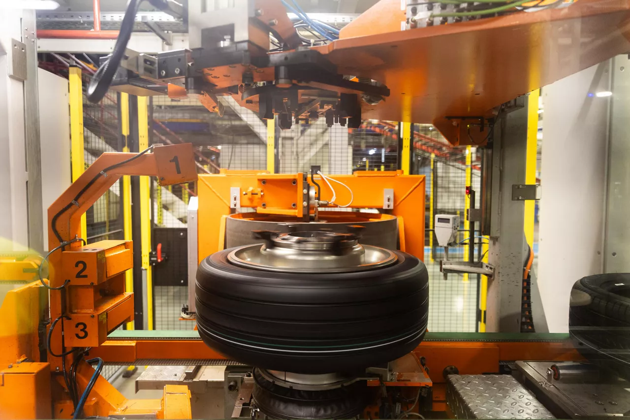 VITORIA, 18/03/2026.- La fábrica de Michelin en Vitoria no está acusando, de momento, el impacto de la guerra de Irán, ha arrancado el año con un incremento de las ventas y espera cumplir el objetivo de fabricar ocho millones de neumáticos en 2026. EFE/ Michelin ***SÓLO USO EDITORIAL/SÓLO DISPONIBLE PARA ILUSTRAR LA NOTICIA QUE ACOMPAÑA (CRÉDITO OBLIGATORIO)***
