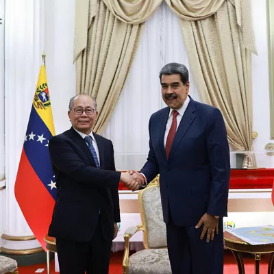 AME1493. CARACAS (VENEZUELA), 02/01/2026.- Fotografía cedida por el Palacio de Miraflores que muestra al presidente de Venezuela, Nicolás Maduro (d), estrechando su mano con el enviado especial de china, Qiu Xiaoqi, durante una reunión este viernes, en Caracas (Venezuela). Maduro celebró la unión "a toda prueba" entre su país y su aliada China, a propósito de la visita de Xiaoqi en momentos e que la nación caribeña enfrenta tensiones con EE.UU. por el despliegue militar de Washington en el mar Caribe. EFE/ Palacio de Miraflores /SOLO USO EDITORIAL/NO VENTAS/SOLO DISPONIBLE PARA ILUSTRAR LA NOTICIA QUE ACOMPAÑA (CRÉDITO OBLIGATORIO)
