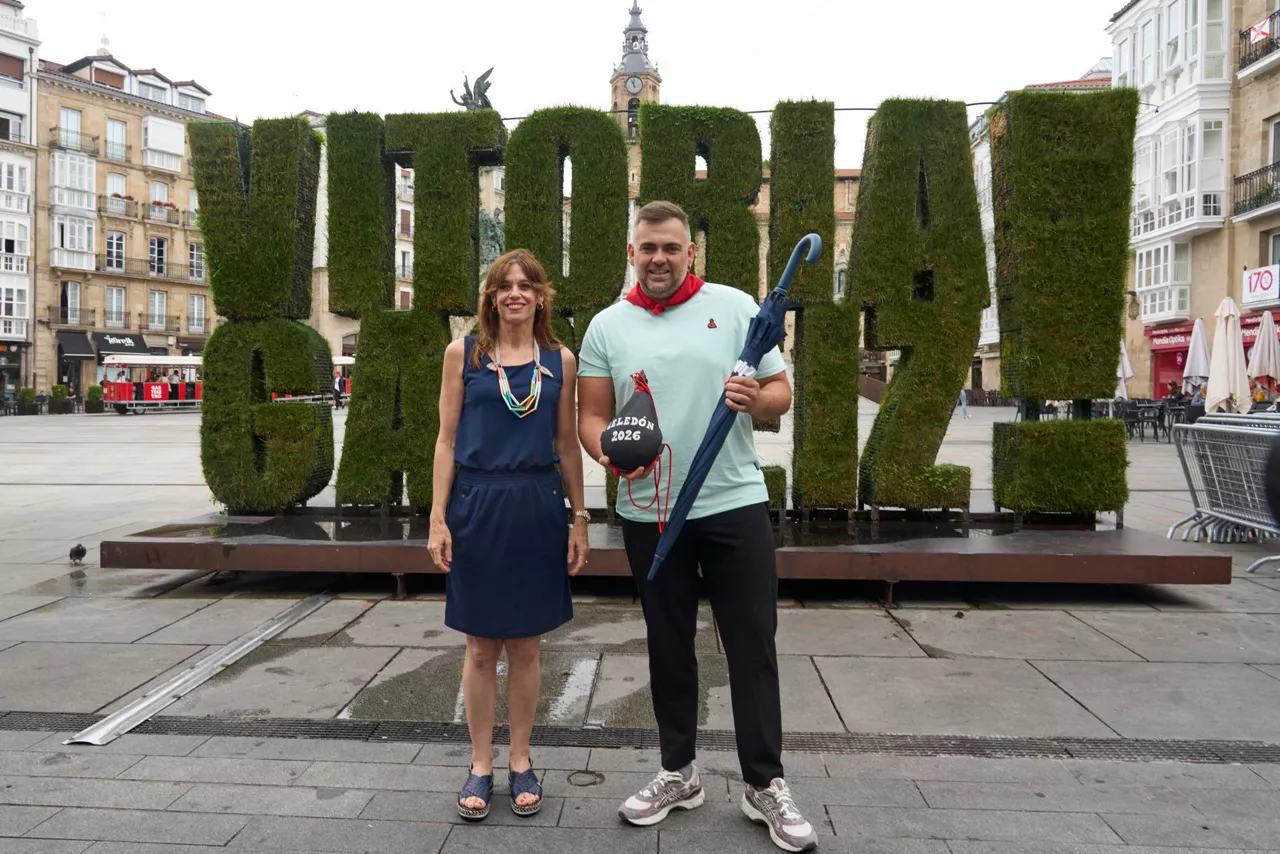 VITORIA, 31/07/2026.- Iñaki Kerejazu, que encarna a Celedón, el aldeano de Zalduondo que simboliza las fiestas de La Blanca de Vitoria, ha recibido este viernes los aperos de Celedón -el paraguas y la bota de vino- de manos de Maider Etxebarria, alcaldesa de la ciudad, en un acto en la escultura vegetal de la Virgen Blanca. Kerejazu ha hecho un llamamiento a disfrutar de estos días festivos "con muchas ganas, mucho cariño y cuidándonos entre todas y todos". EFE / L. Rico
