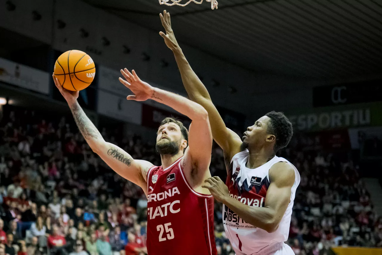 GIRONA (CATALUÑA), 11/01/2026.- El ala-pívot del Girona Nikola Maric (i) entra a canasta ante el ala-pívot del Baskonia Mamadi Diakite (d) durante el partido de la jornada 15 de la Liga Endesa entre el Basquet Girona y el Baskonia que se celebra este domingo en el pabellón de Fontajau de Girona (Cataluña). EFE/ David Borrat
