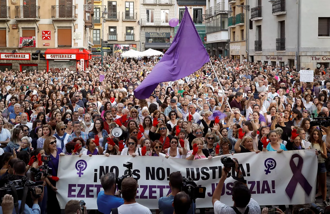 GRAF5747. PAMPLONA, 22/06/2018.- Manifestación en Pamplona en protesta por la puesta en libertad bajo fianza de los cinco miembros de la Manada, condenados a nueve años de prisión por un delito de abuso sexual de una joven madrileña durante los Sanfermines de 2016. EFE/ Villar López
