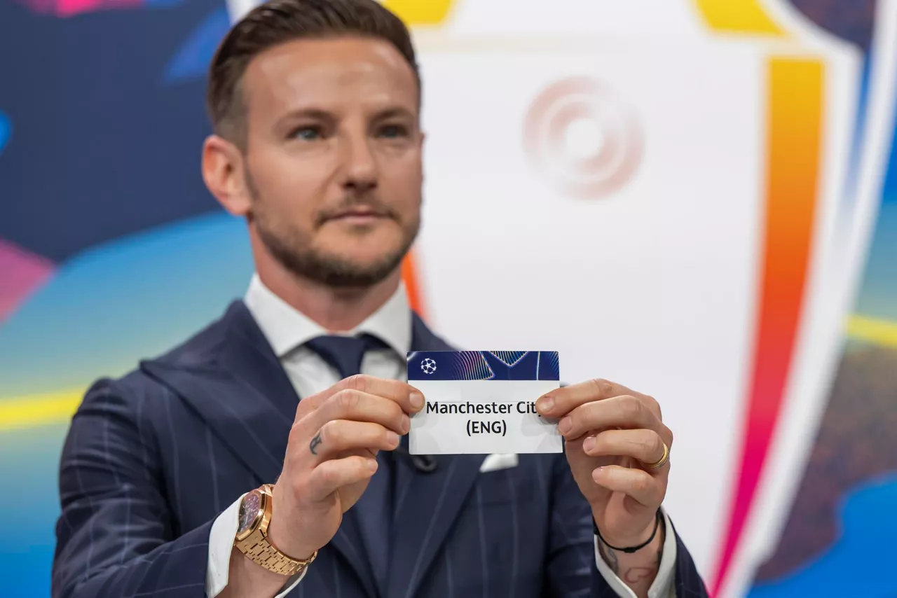 NYON (Switzerland), 27/02/2026.- Ivan Rakitic shows a ticket of Manchester City during the UEFA Champions League round of 16, quarter-final and semi-final and final draw, at the UEFA headquarters in Nyon, Switzerland, 27 February 2026. (Liga de Campeones, Suiza) EFE/EPA/MARTIAL TREZZINI
