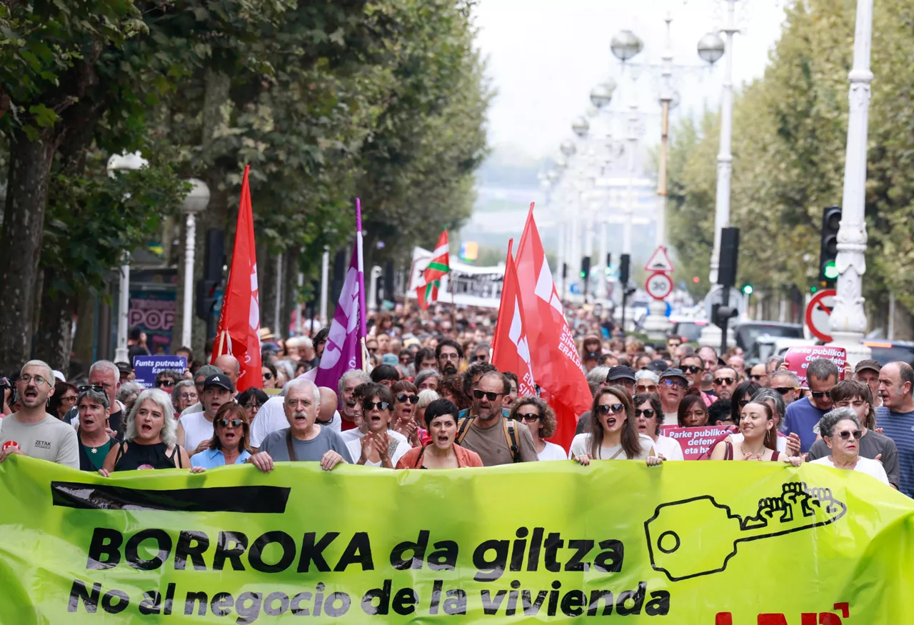 GRAFCAV267. SAN SEBASTIÁN (ESPAÑA), 03/10/2026.- El Sindicato de Inquilinas se manifiesta en toda España y con LAB en Euskadi tras el rechazo en el Congreso de los Diputados de los dos decretos sobre vivienda. EFE/Juan Herrero
