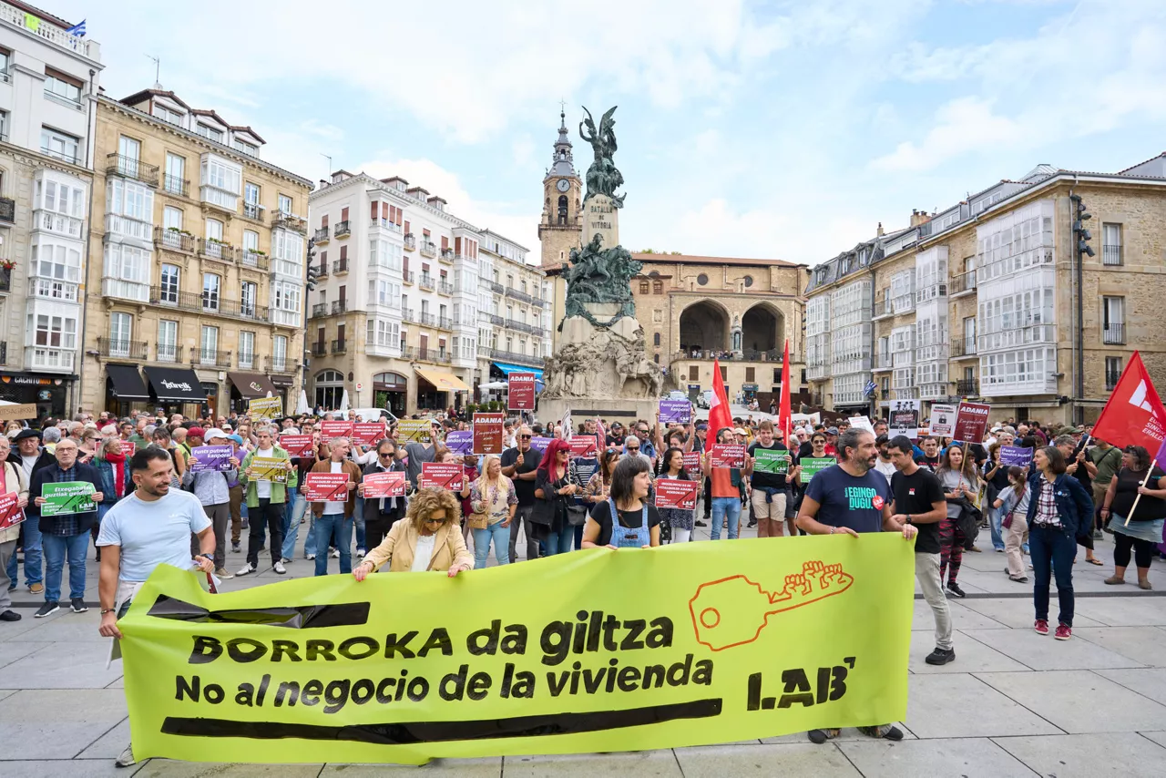 VITORIA, 03/10/2026.-  Manifestación convocada por  los sindicatos de vivienda y por LAB en Vitoria, tras el rechazo en el Congreso de los Diputados de los dos decretos sobre vivienda. EFE/Adrián Ruiz-Hierro
