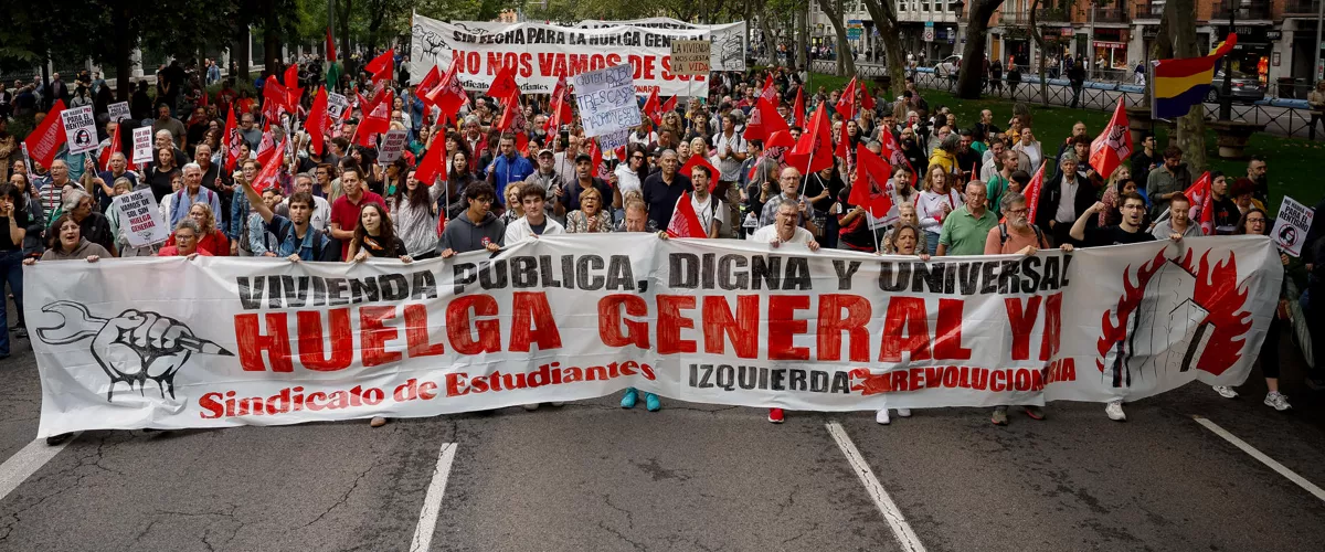 MADRID, 03/10/2026.- Manifestación convocada por el Sindicato de Inquilinas para denunciar la caída de los decretos de la vivienda y reclamar una rebaja del 50 % en los alquileres, la exigencia de contratos indefinidos y también la expropiación de las viviendas a los fondos buitres, mientras llama a la huelga general, este sábado. EFE/ Daniel Gonzalez
