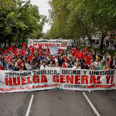 MADRID, 03/10/2026.- Manifestación convocada por el Sindicato de Inquilinas para denunciar la caída de los decretos de la vivienda y reclamar una rebaja del 50 % en los alquileres, la exigencia de contratos indefinidos y también la expropiación de las viviendas a los fondos buitres, mientras llama a la huelga general, este sábado. EFE/ Daniel Gonzalez
