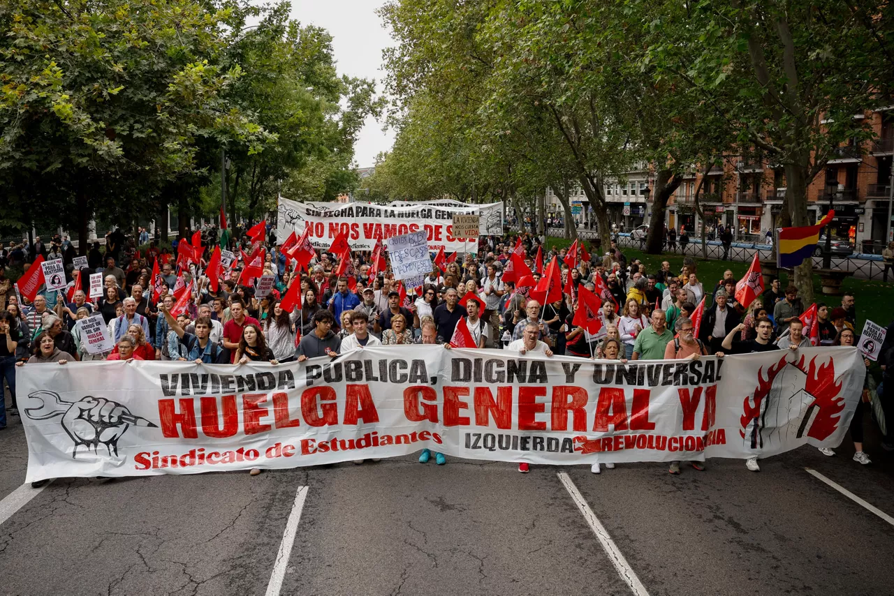 MADRID, 03/10/2026.- Manifestación convocada por el Sindicato de Inquilinas para denunciar la caída de los decretos de la vivienda y reclamar una rebaja del 50 % en los alquileres, la exigencia de contratos indefinidos y también la expropiación de las viviendas a los fondos buitres, mientras llama a la huelga general, este sábado. EFE/ Daniel Gonzalez
