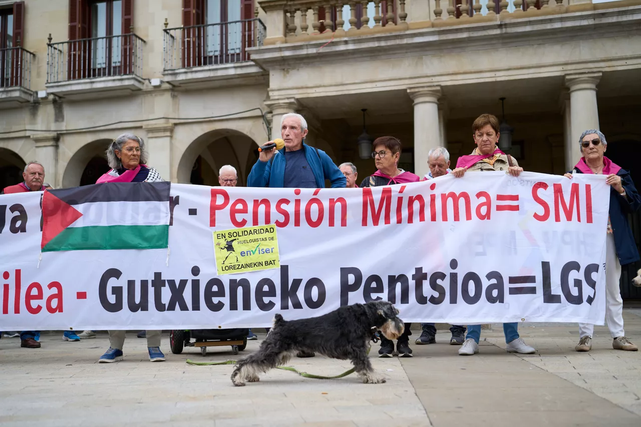 Alrededor de 200 personas se han dado cita en la manifestación de pensionistas, para exigir la equiparación de las pensiones con el Salario Mínimo Interprofesional (SMI).